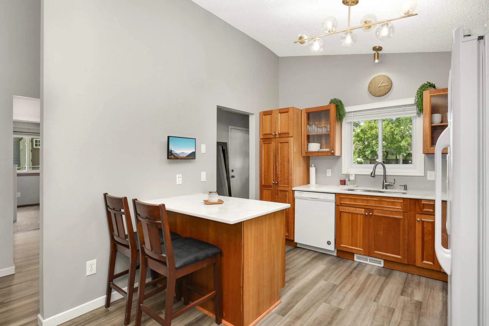 New quartz counter top breakfast bar.