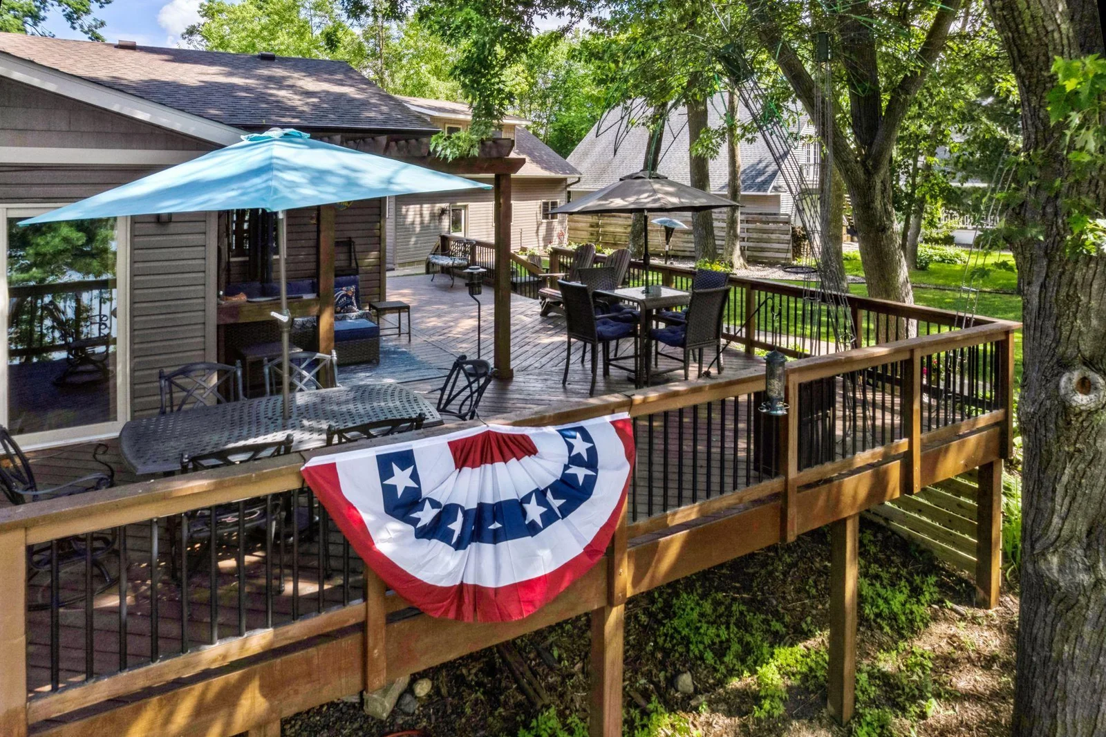 Huge decks for entertaining,