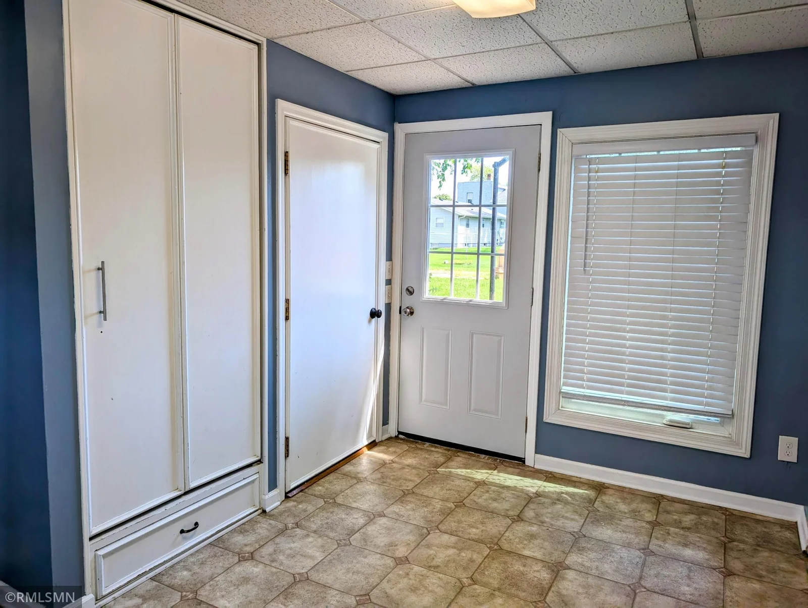 Breezeway - backyard door (new)