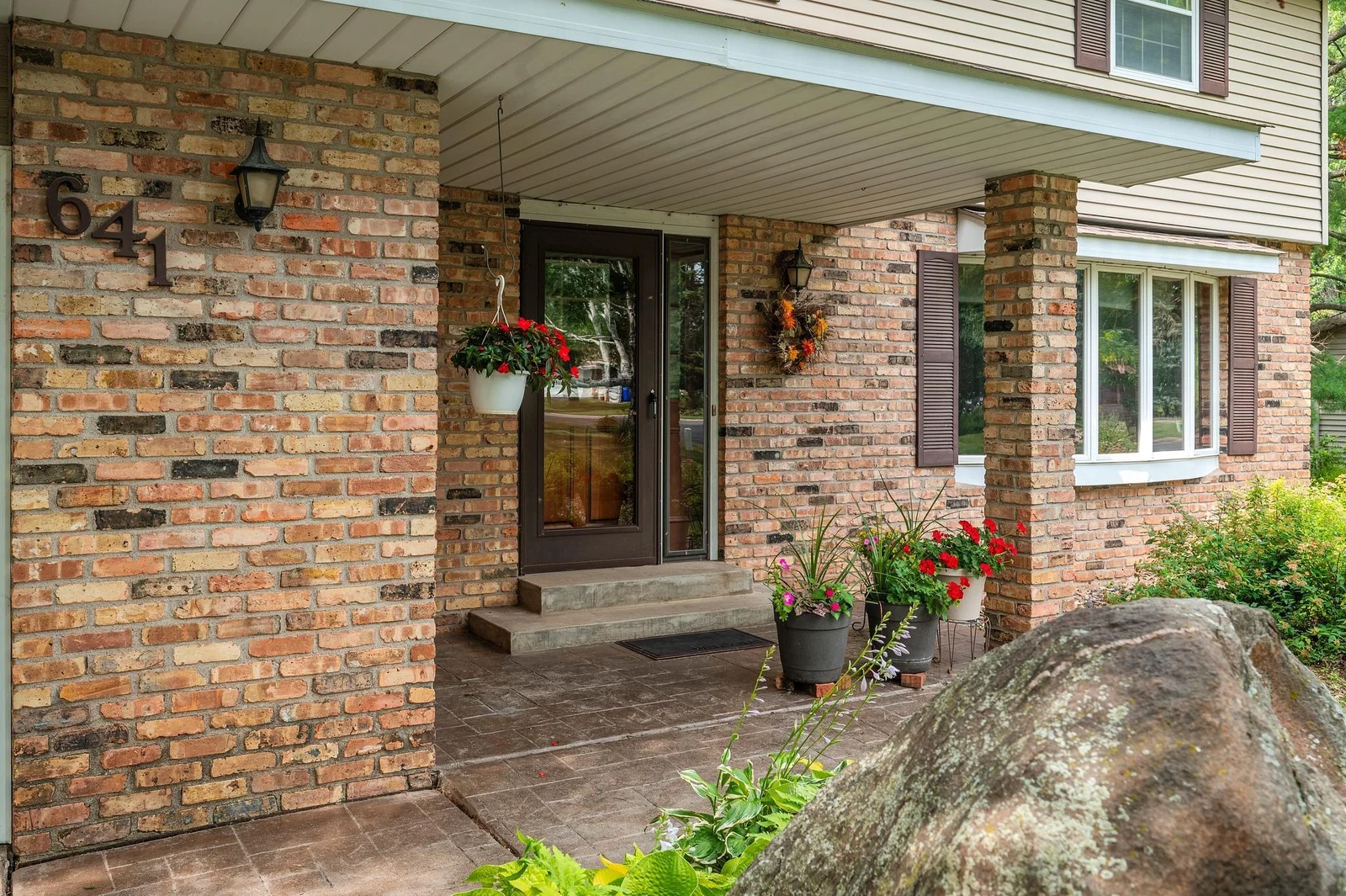 What a warm and inviting front entrance!