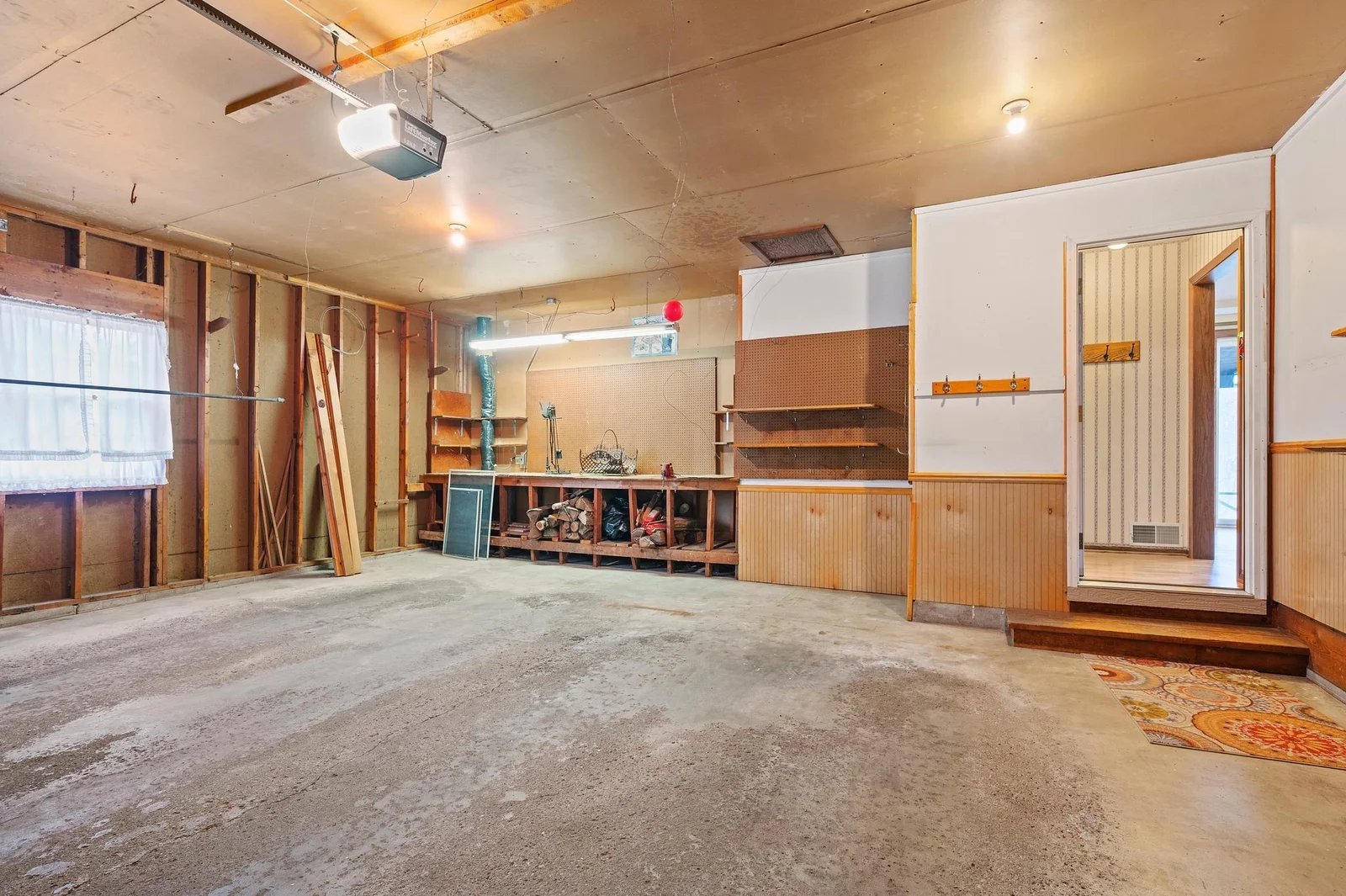 Bonus work space area in the garage!