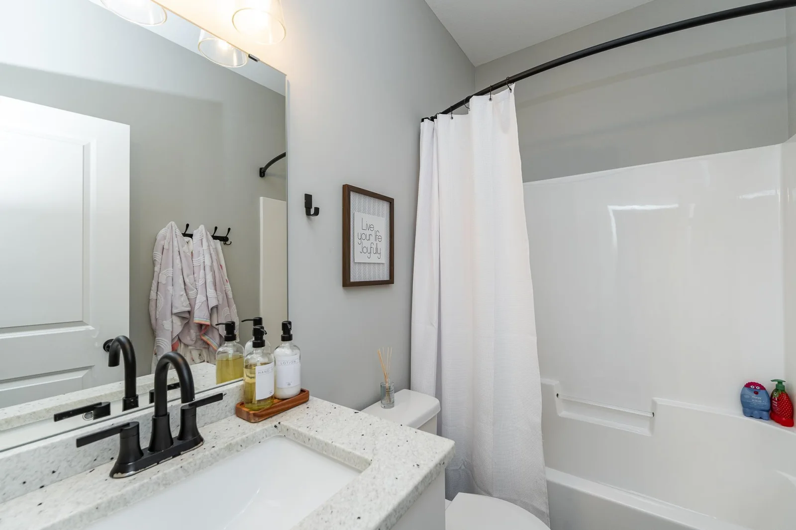 Main Floor full bath.jpg