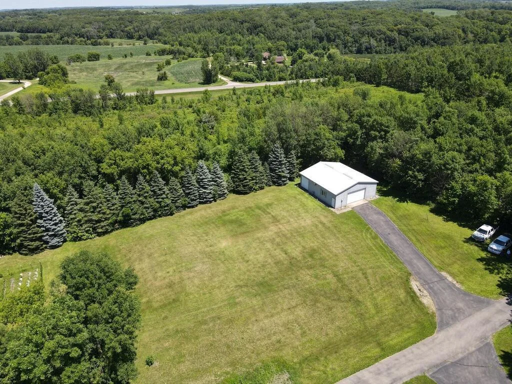 14780 Shields Lake Trail Faribault MN 55021 USA-011-012-010-MLS_Size.jpg