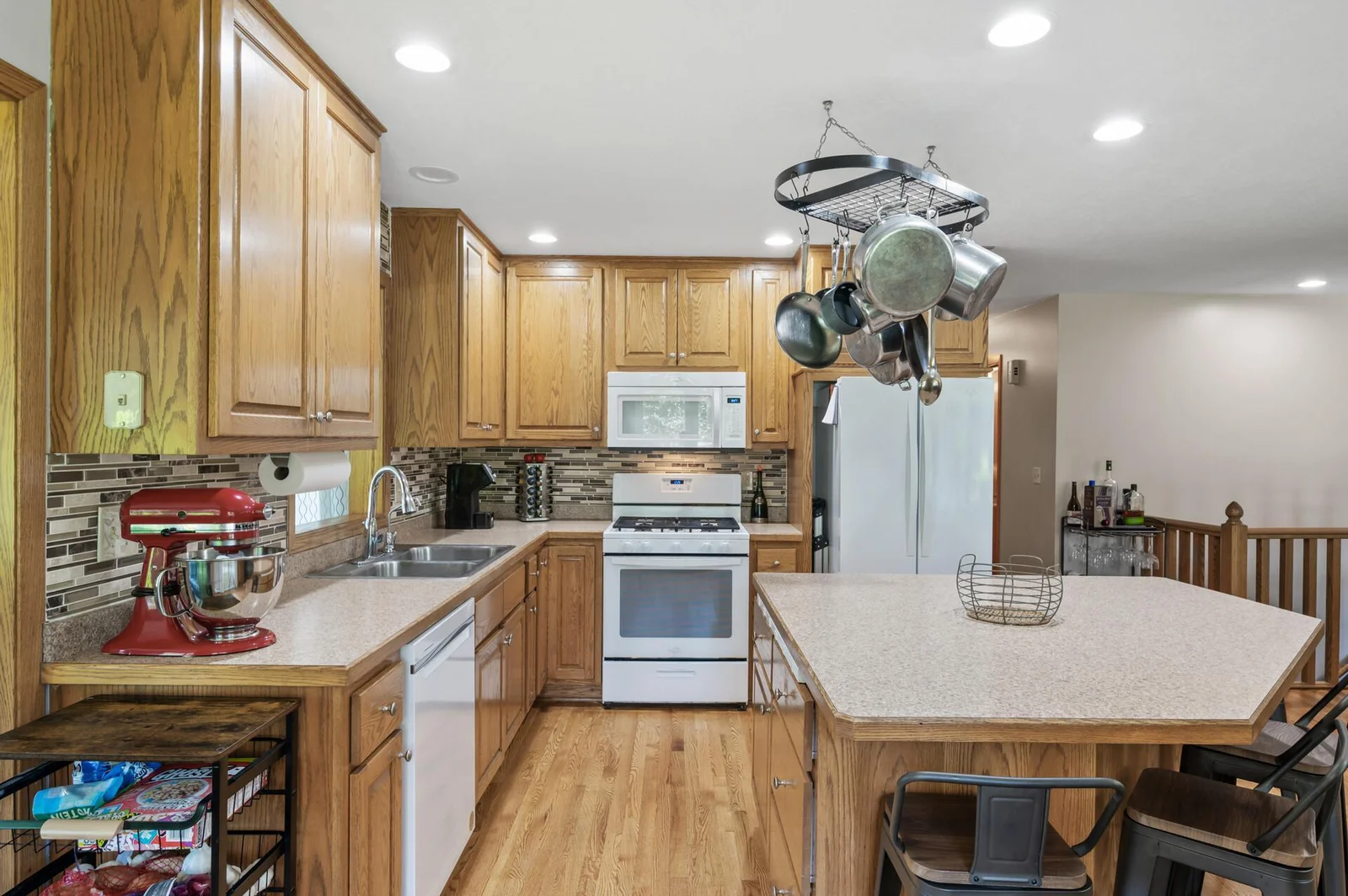 42" cabinets give plenty of storage