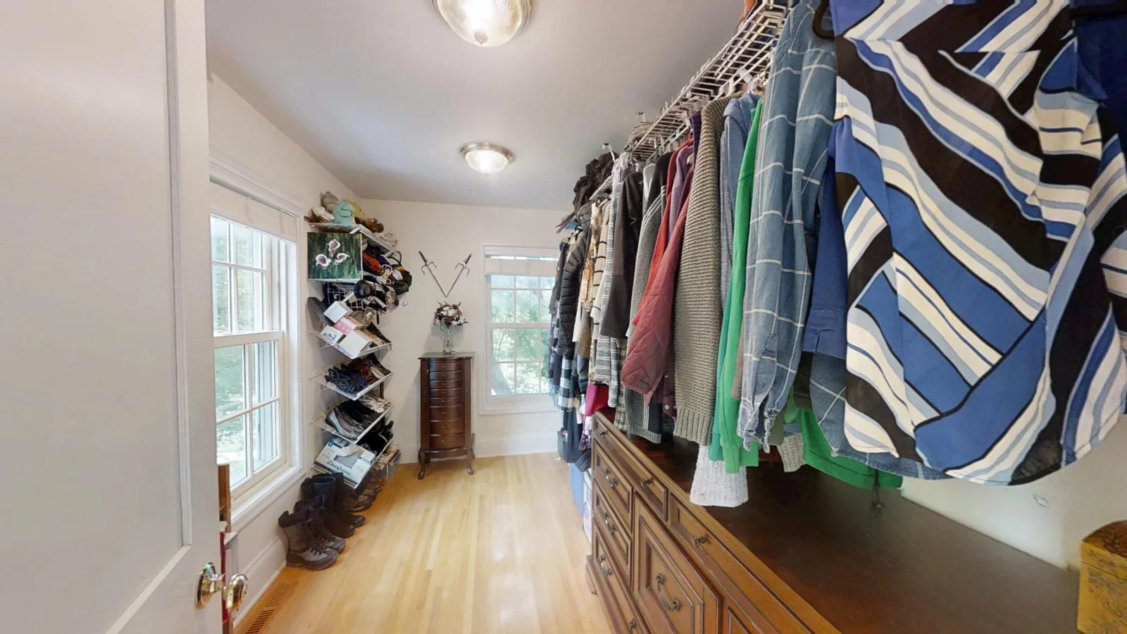 WALK IN CLOSET