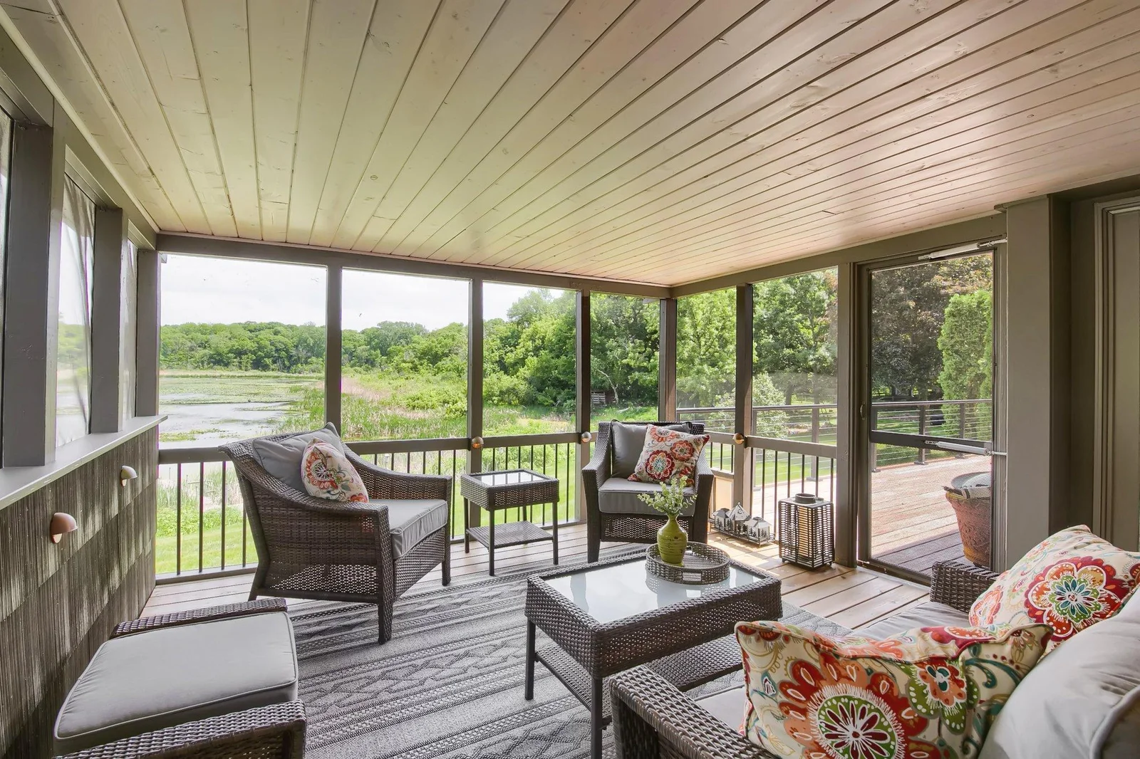 Screened Porch Sanctuary Overlooking the Lake