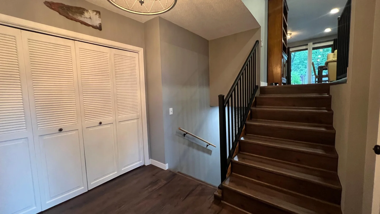 Large Entry. Lvp Flors and Steps.