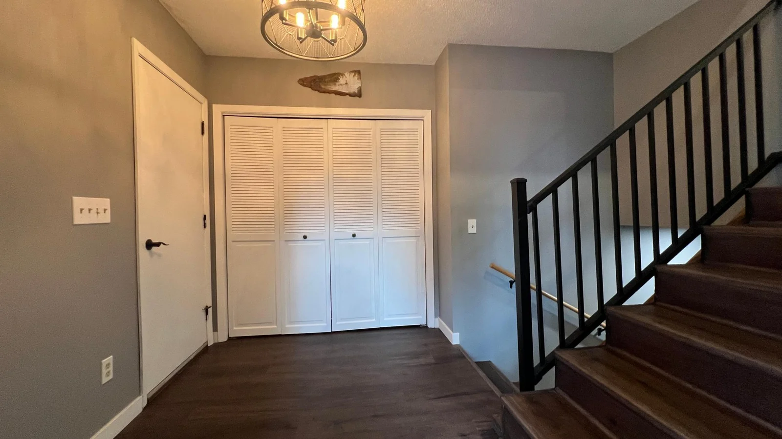 Large Entry. LVP