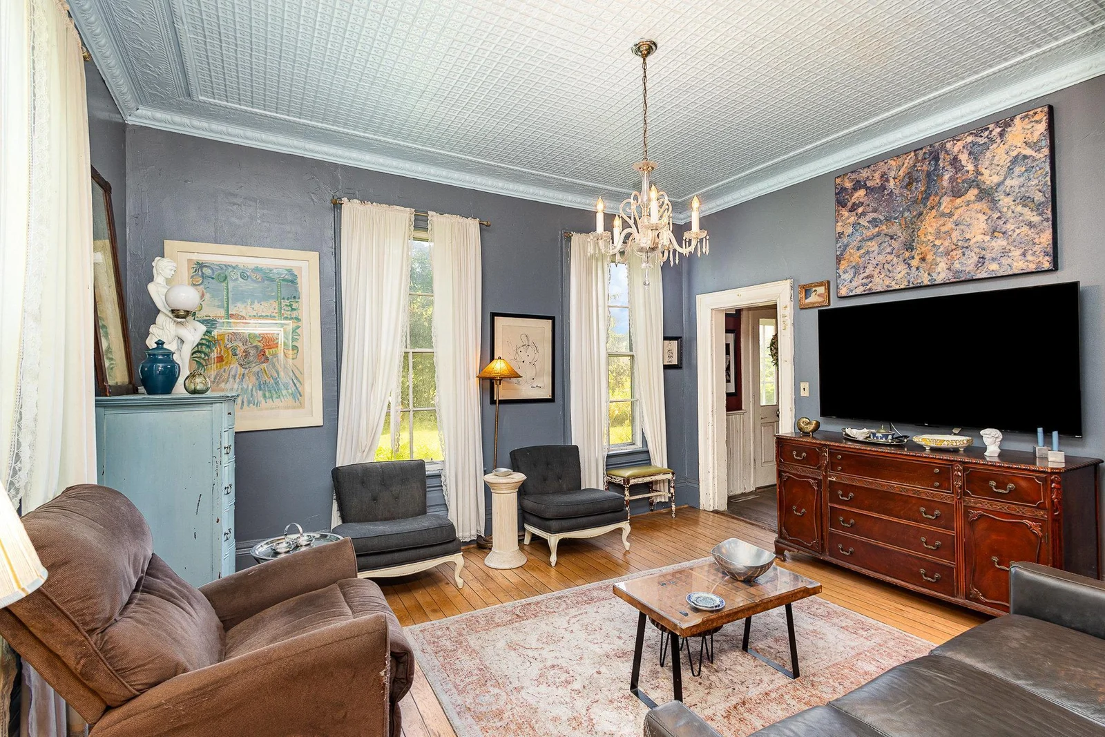 Elegant rooms with tall ceilings