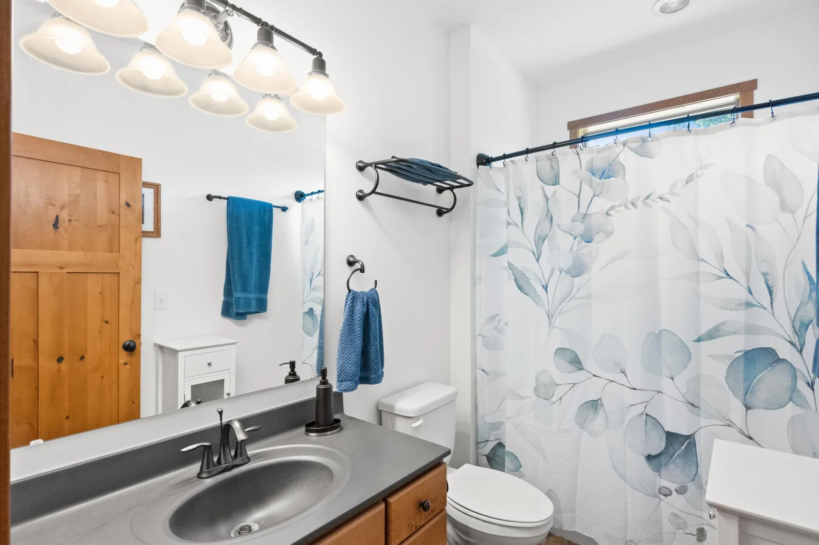 Full Guest Bathroom