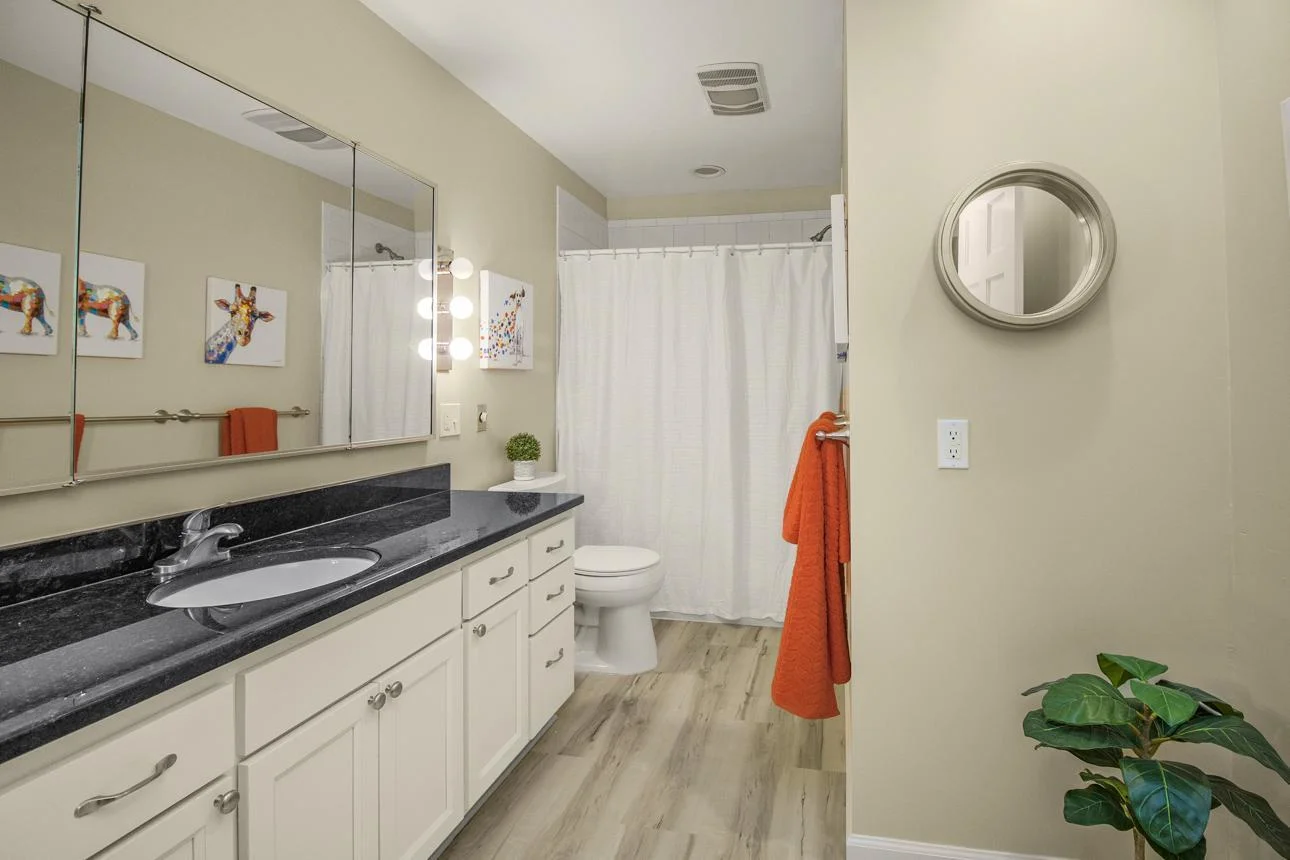Upper Level Full Bath