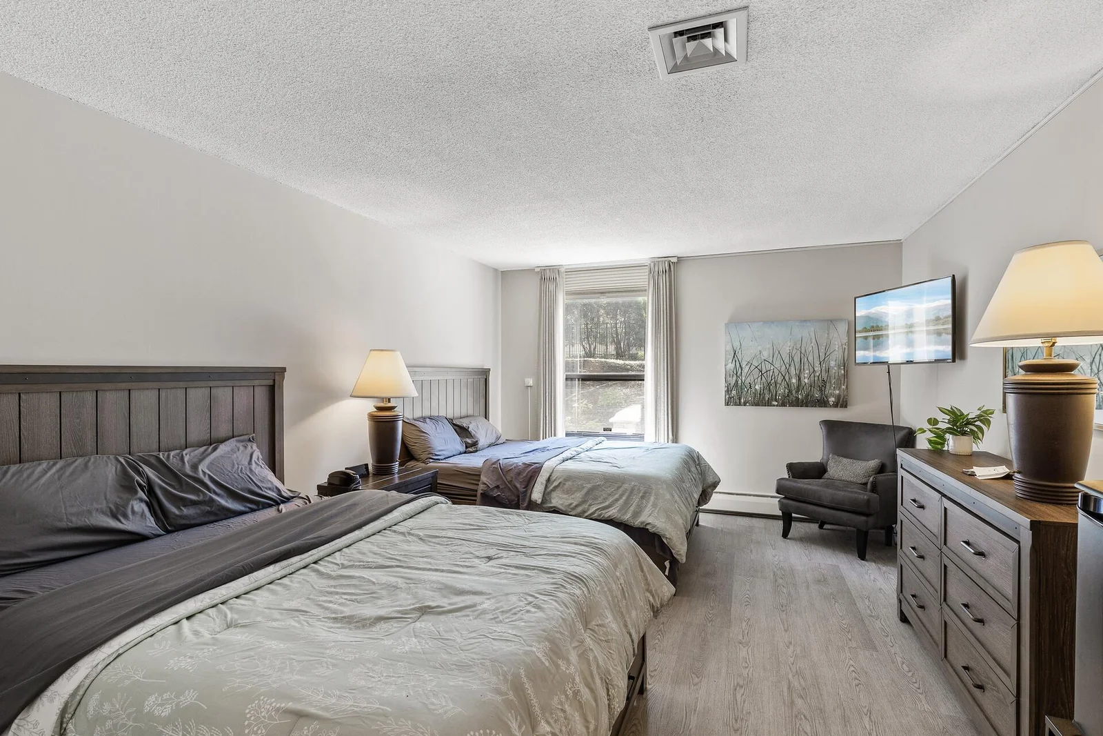 2 guest suites that can be rented, both have a full bath too.
