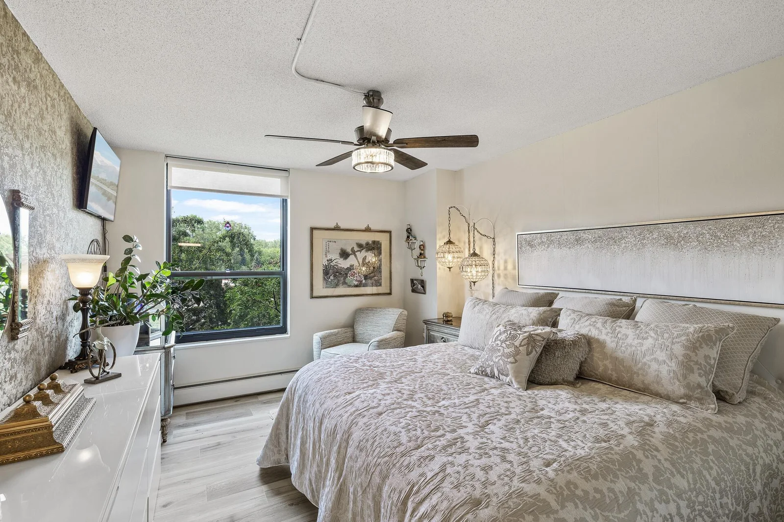 Guest bedroom