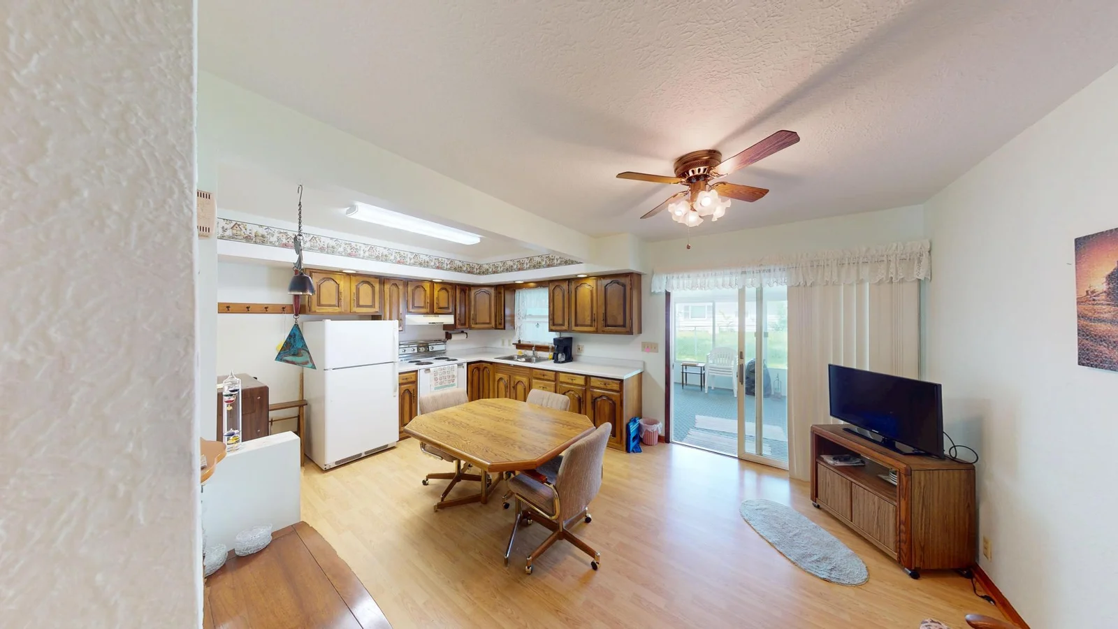 Kitchen/Dining Area