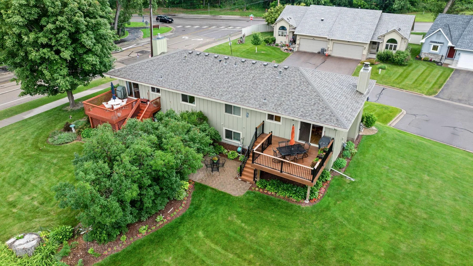 53-web-or-mls-1110 Boone Ave N-16.jpg