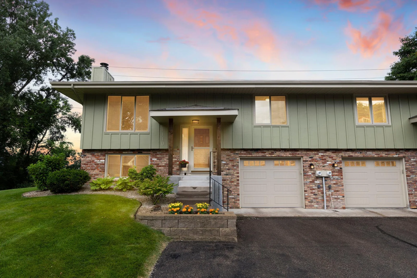 56-web-or-mls-1110 Boone Ave N-24 copy.jpg