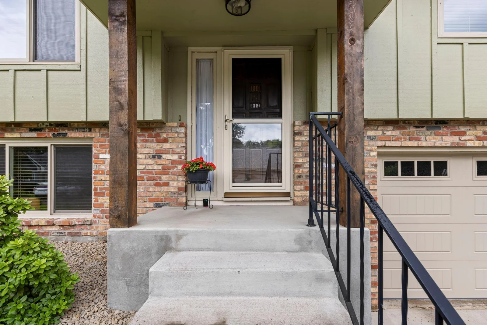 10-web-or-mls-1110 Boone Ave N-47.jpg