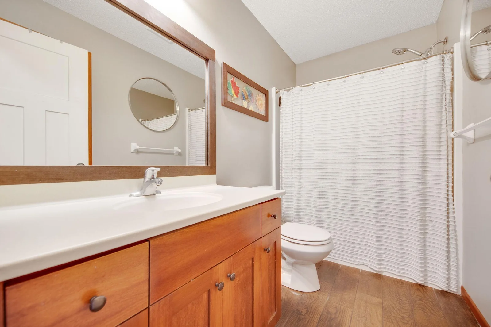 Upper level full bathroom.