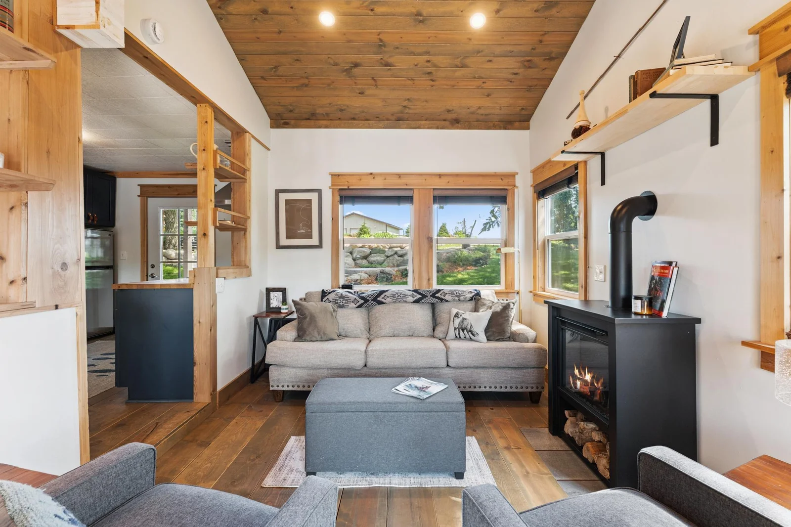 Cozy and pleasing vaulted living room