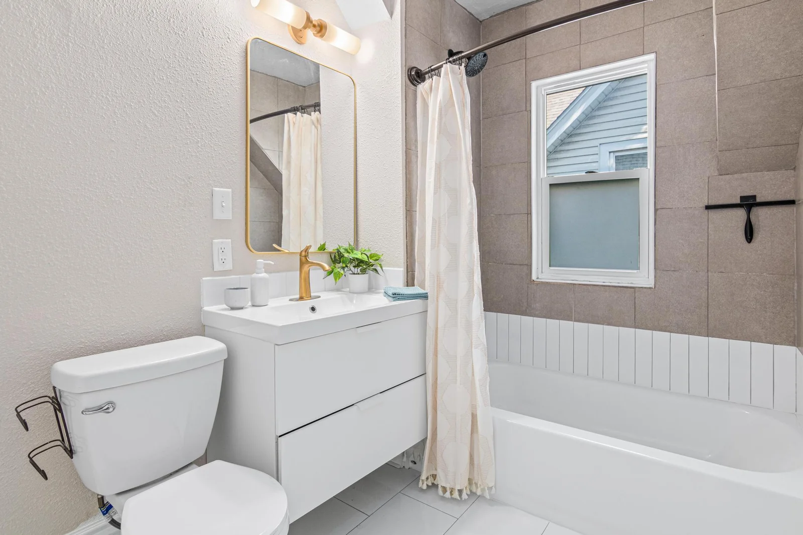 1066 N Woodbridge Street-29.jpg