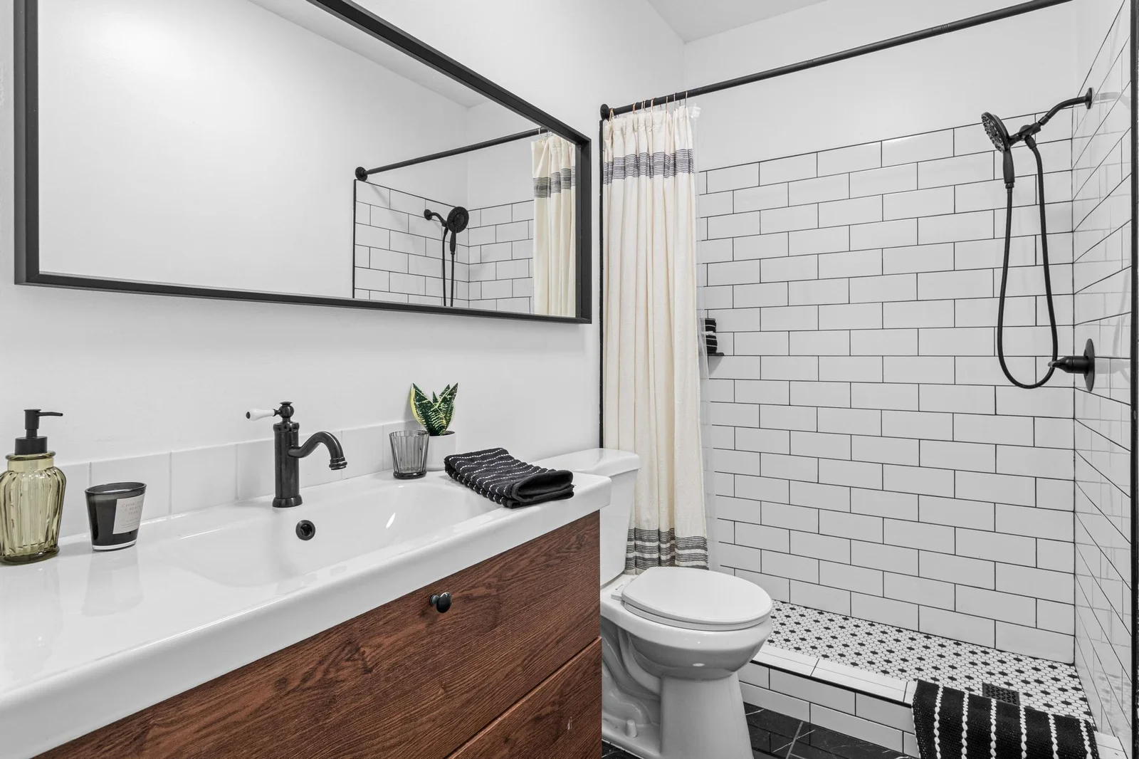 1066 N Woodbridge Street-30.jpg