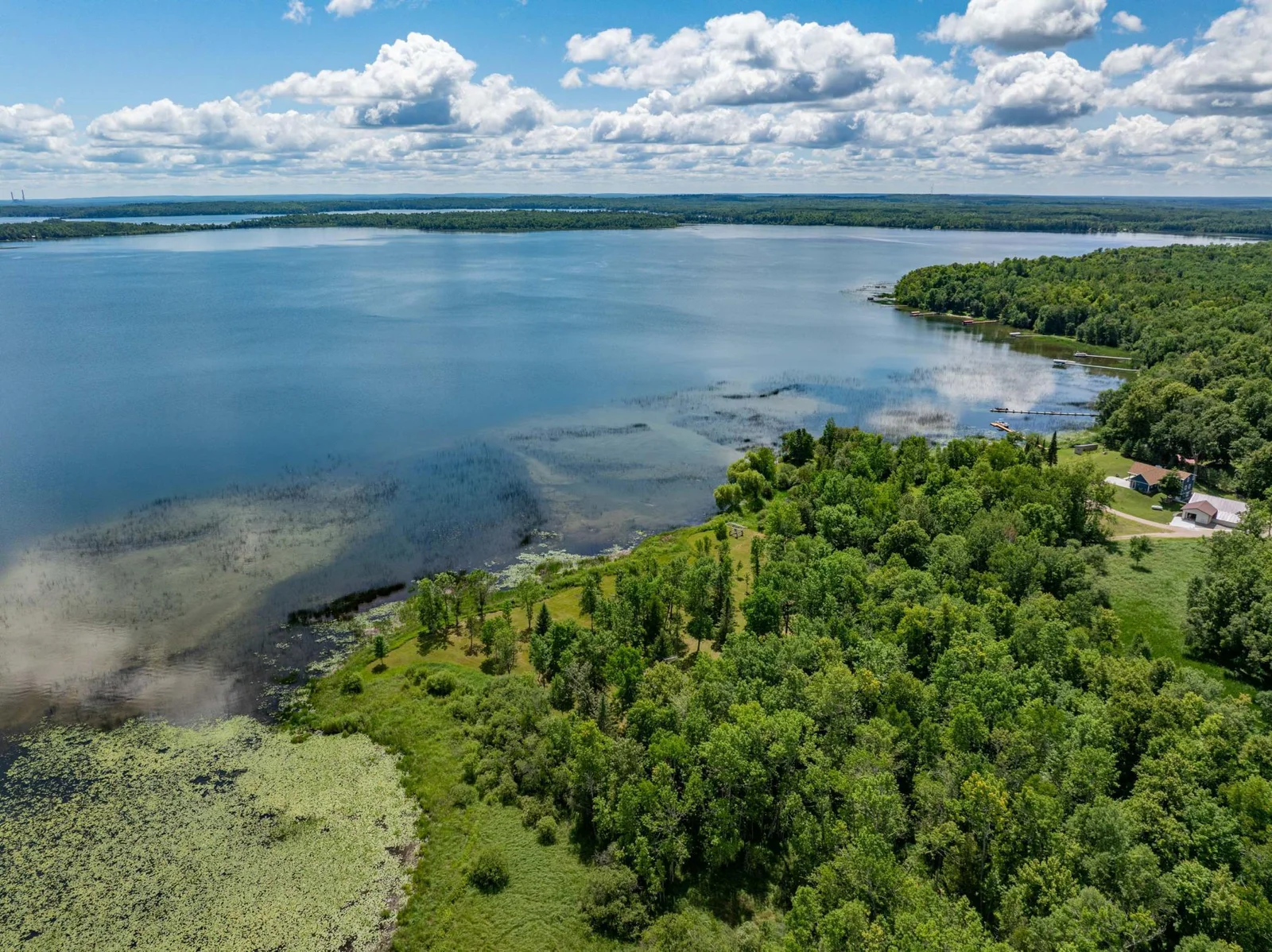 Over 1000 feet of lakeshore!