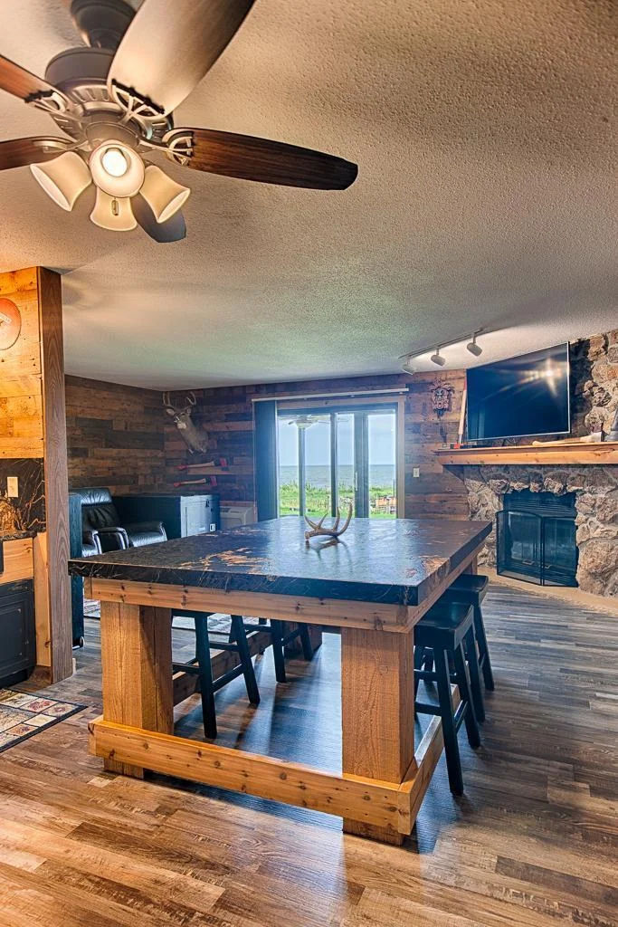 Open plan with Lake views!