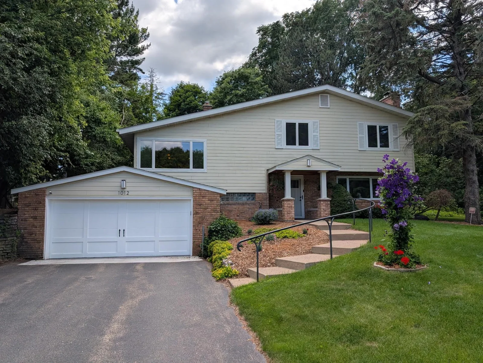 1012 James Court, Mendota Heights