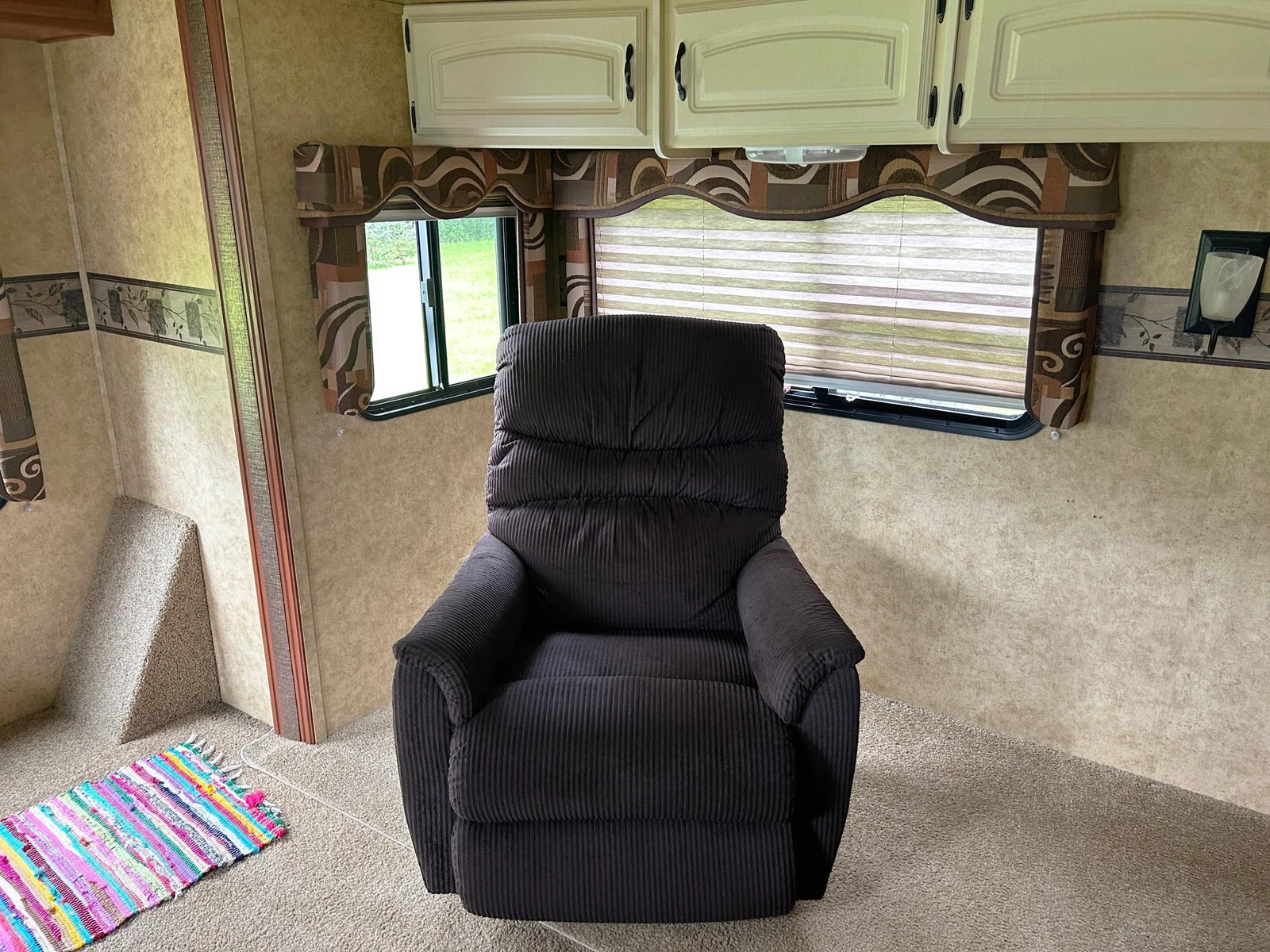 A shot of the recliner/living room space...