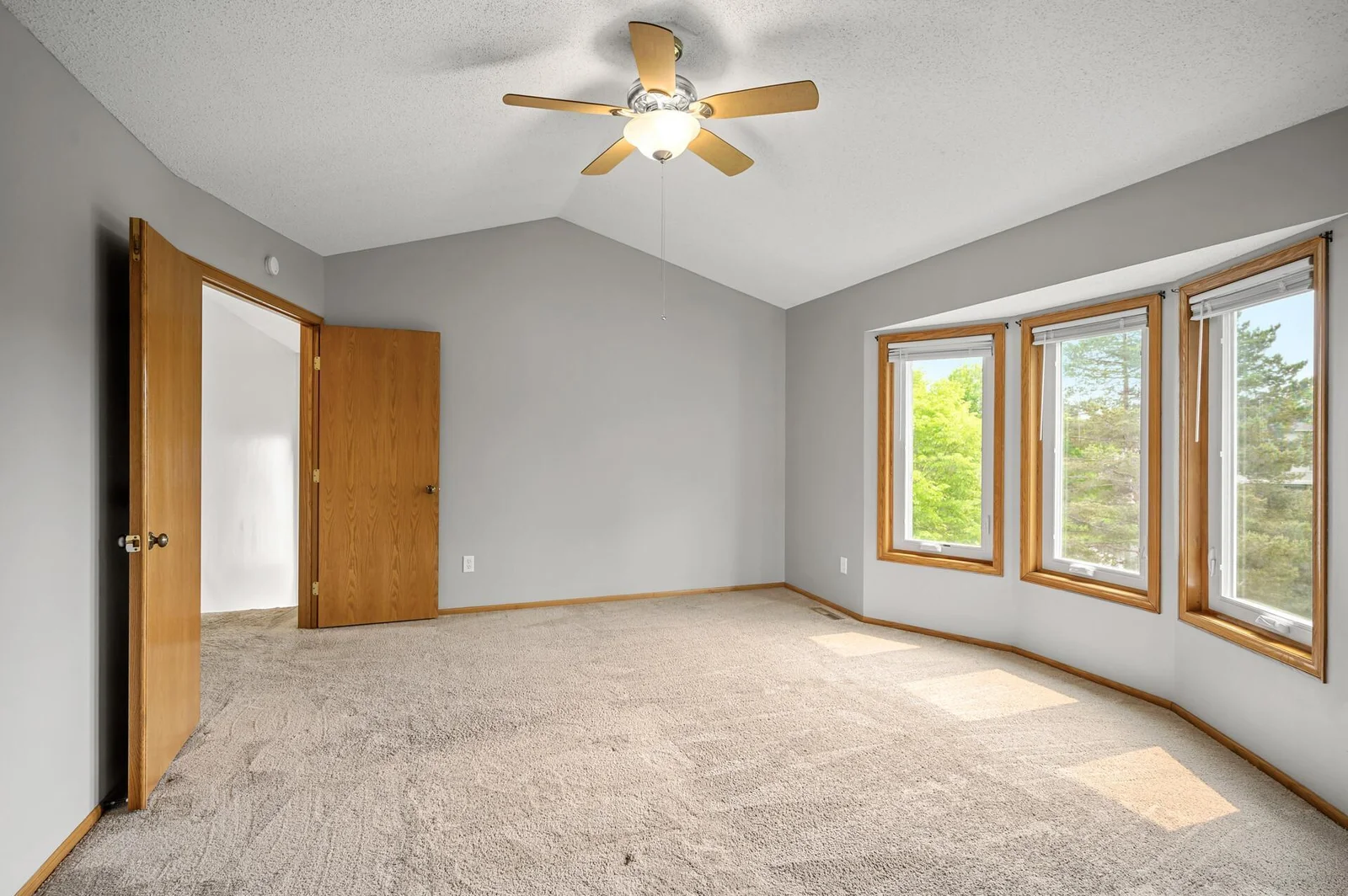 Double entry doors! And look at all that sunlight coming in the bay windows. Don't miss the fan/light combo.