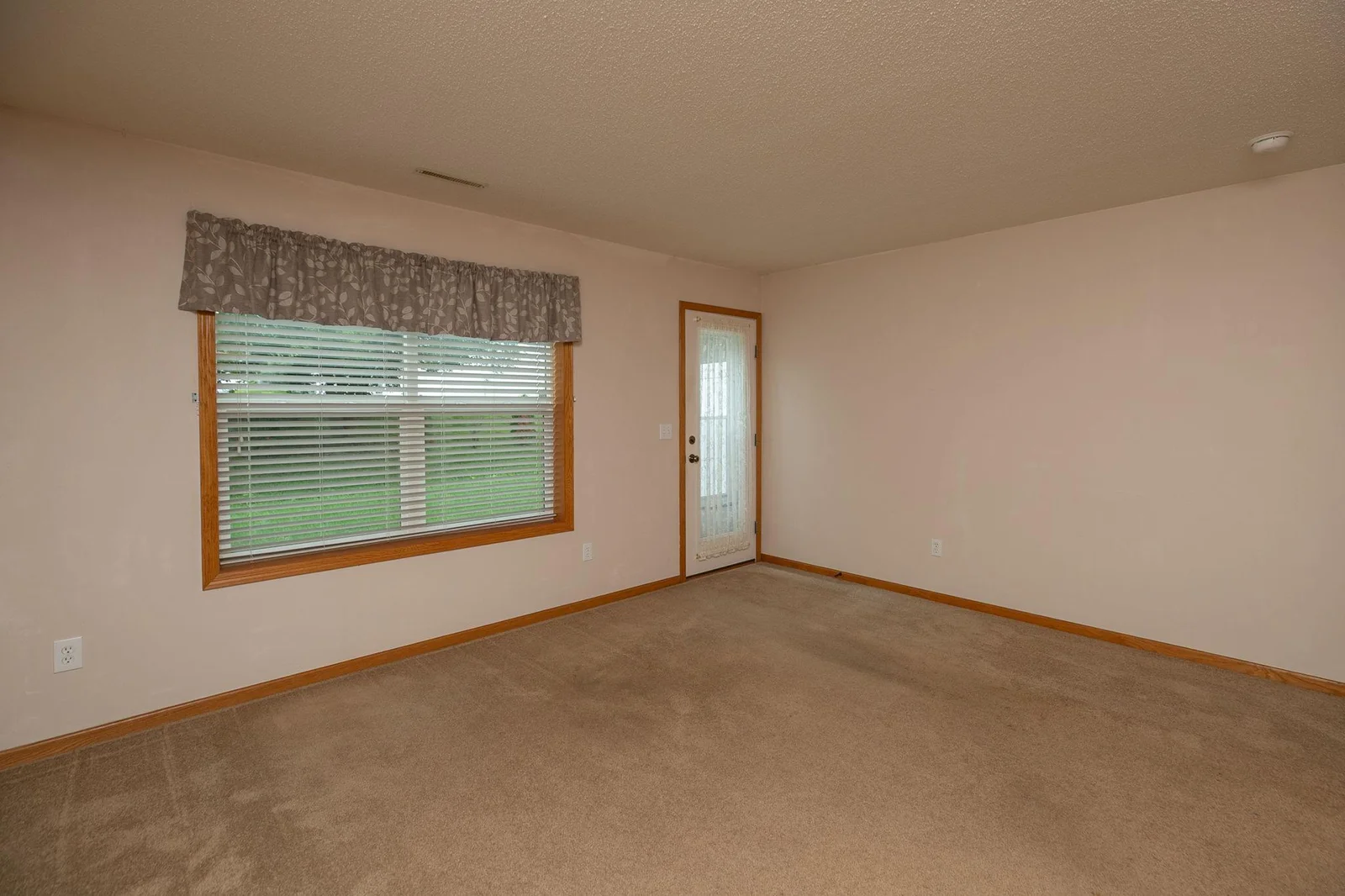 4-web-or-mls-04-Living Room.jpg
