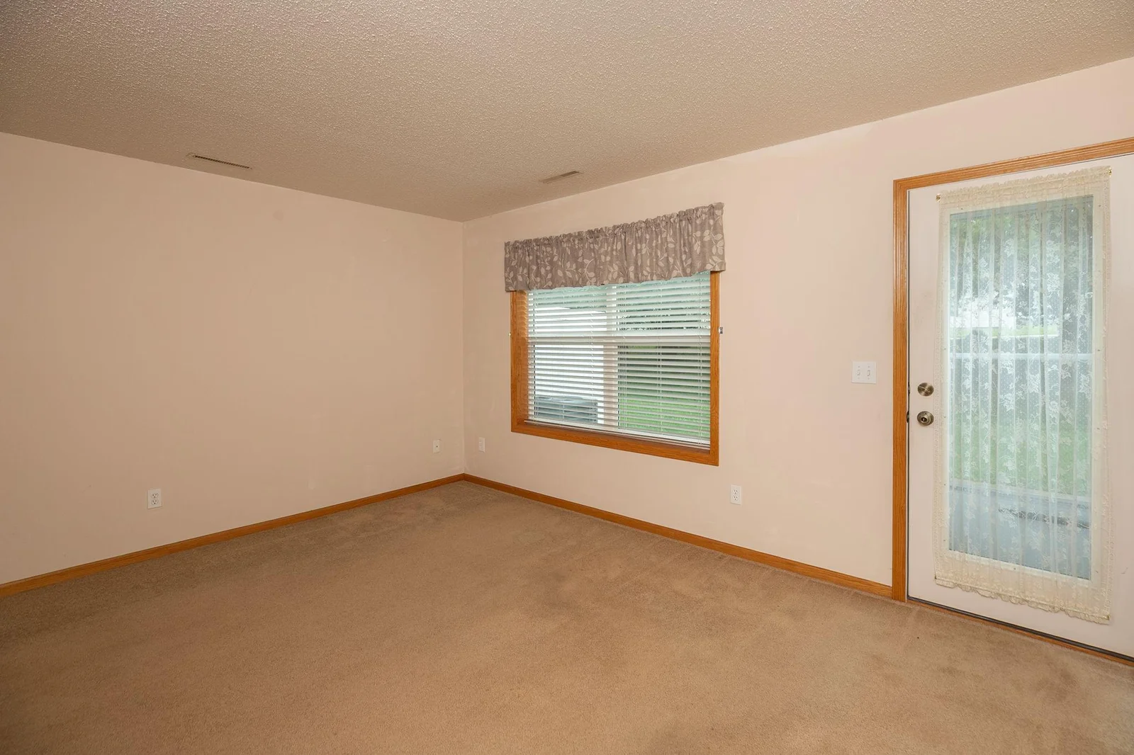 5-web-or-mls-05-Living Room.jpg