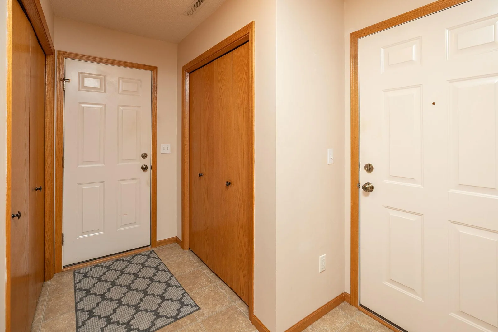 17-web-or-mls-17-Foyer.jpg