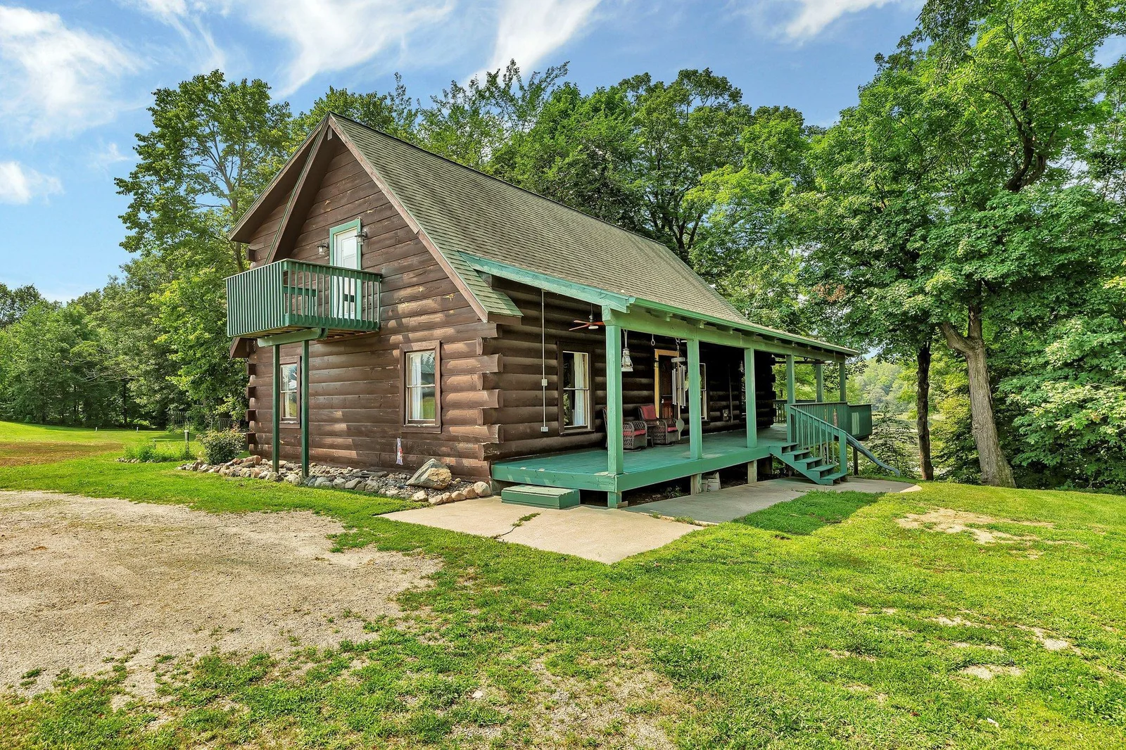 Your private wooded/lakeshore retreat waits...