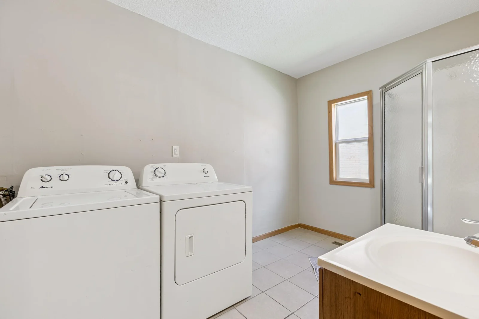 Main Level 3/4 Bathroom & Laundry Room
