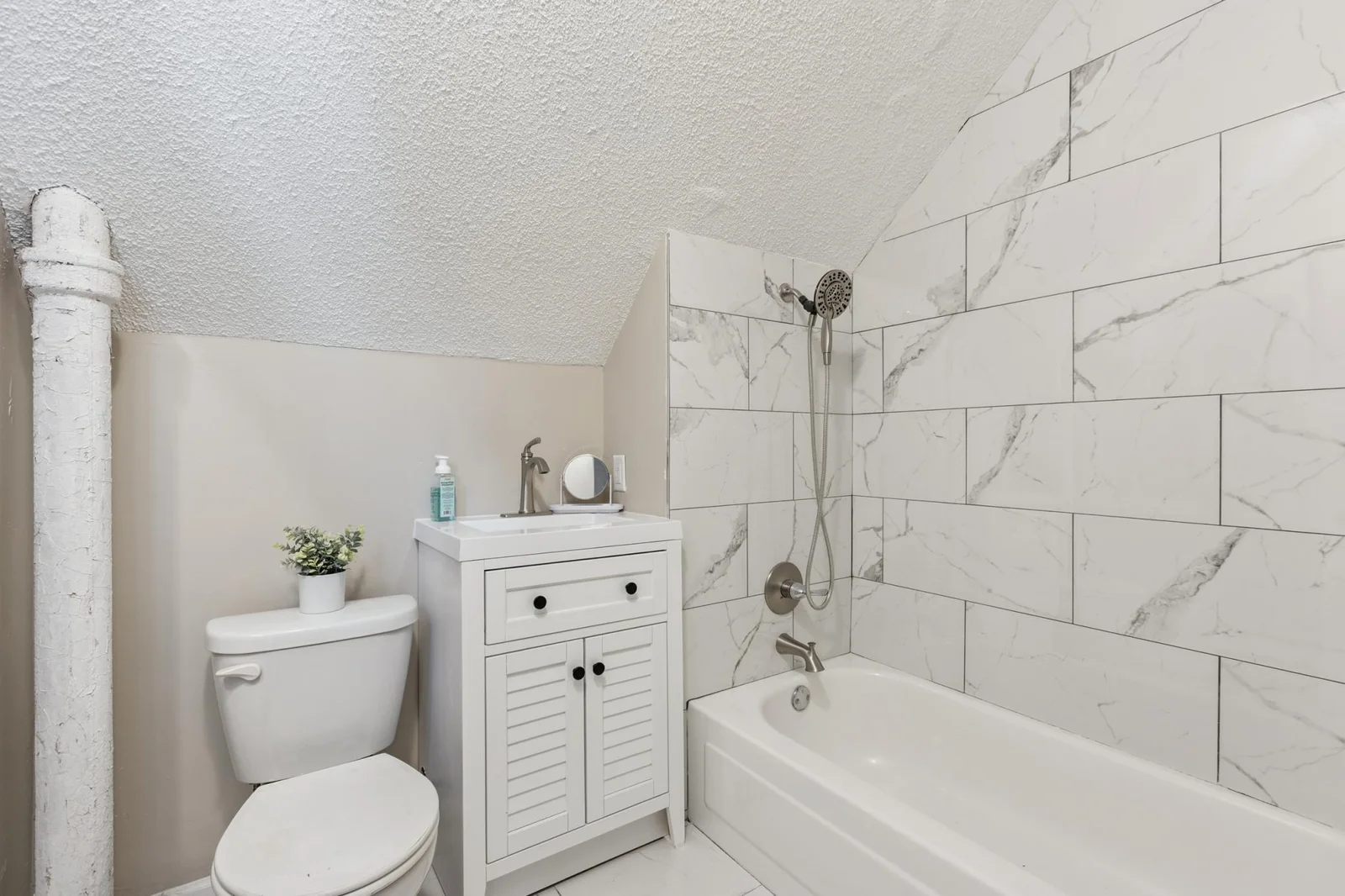 Upper Level Full Bathroom