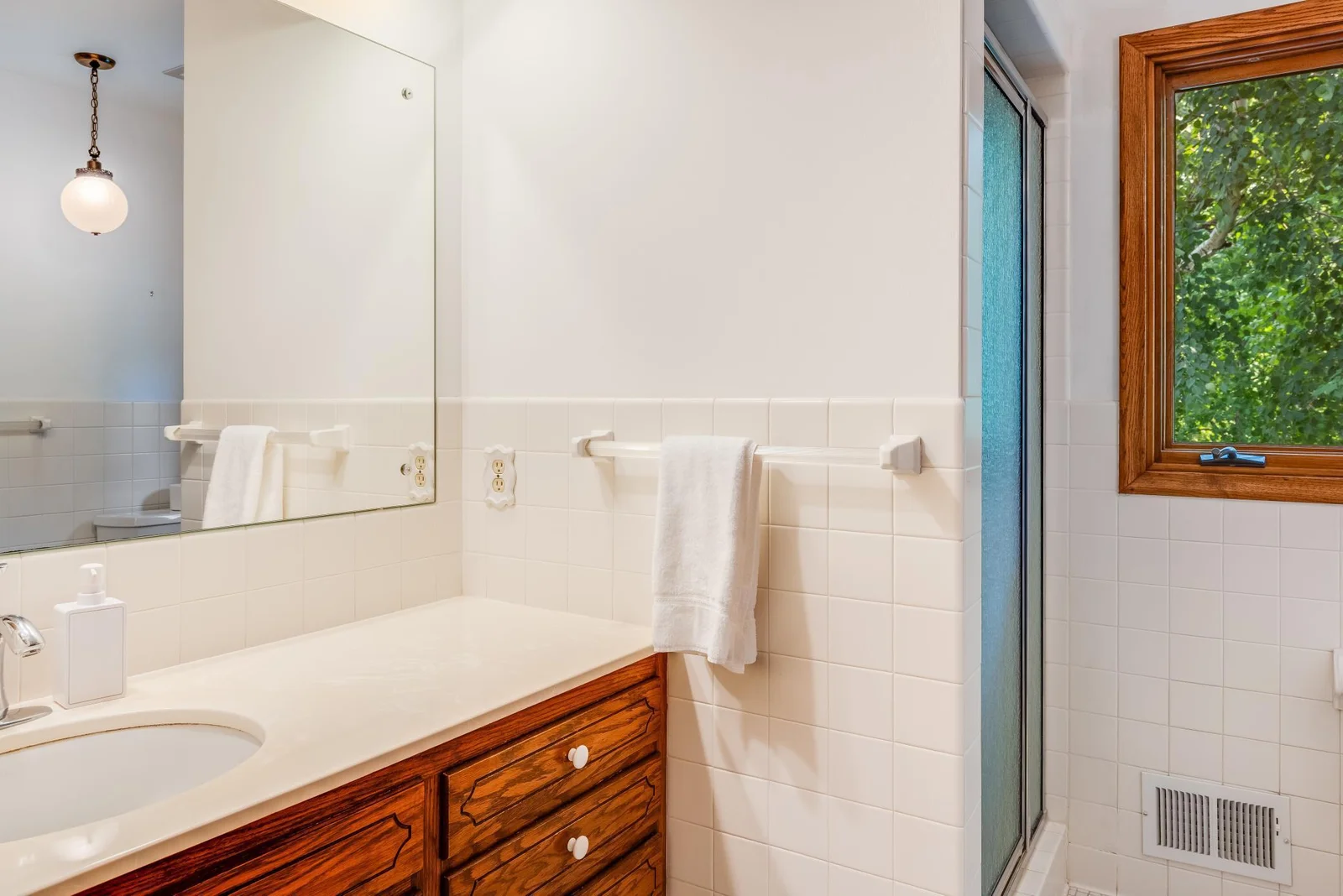 The upper floor bathroom with tiled shower