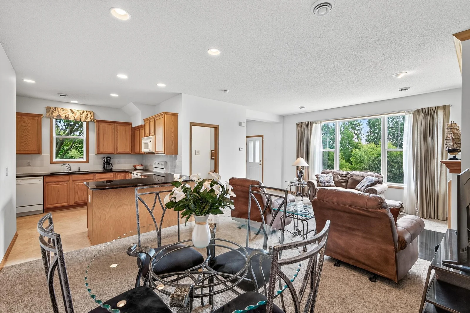Bright, light and ready for you to move in!