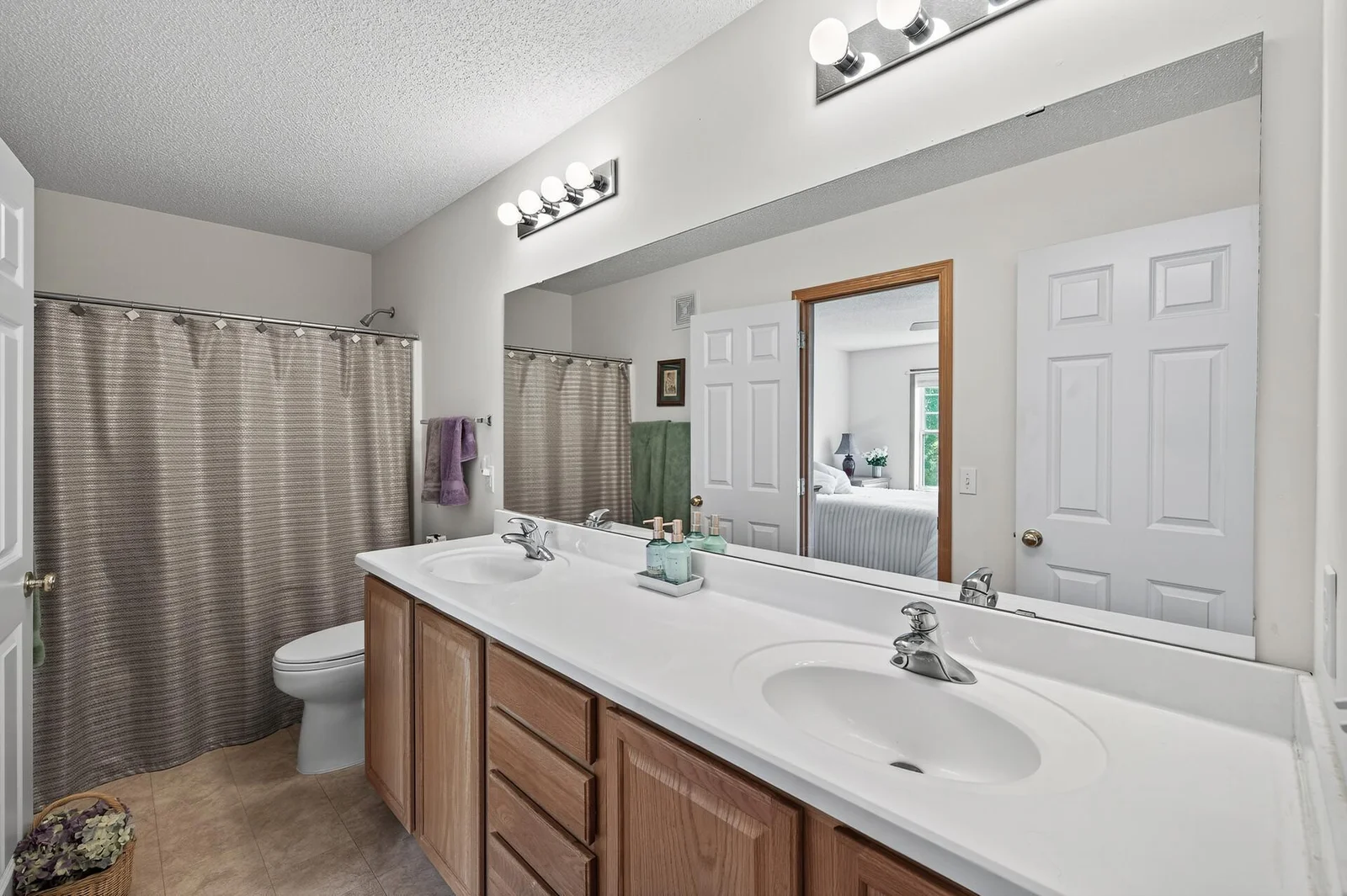 Large double sink vanity in upper level