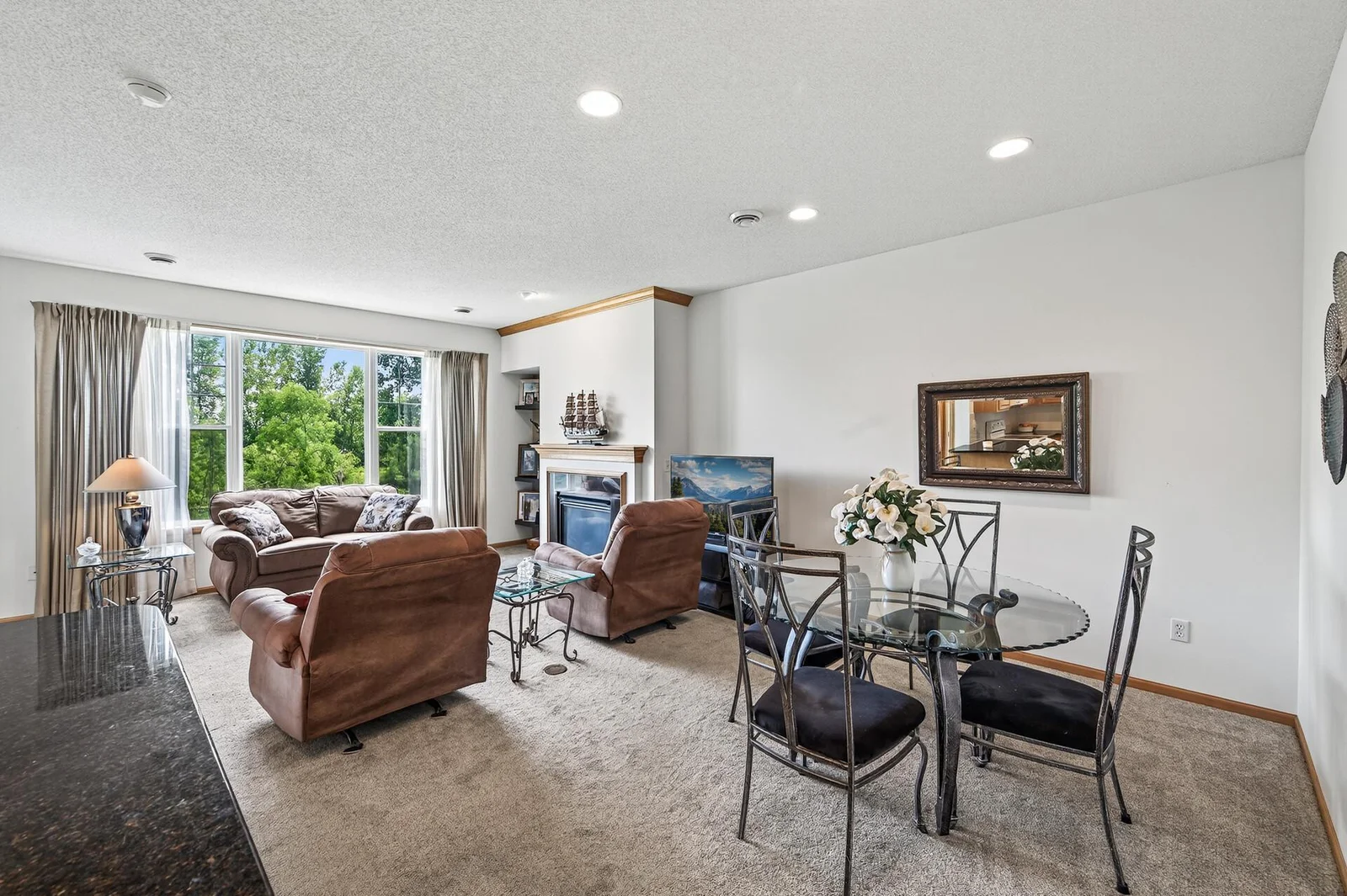 Nice sized dining room