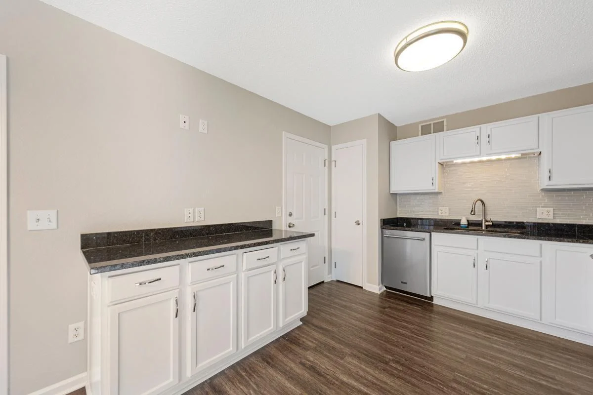16 Kitchen.jpg