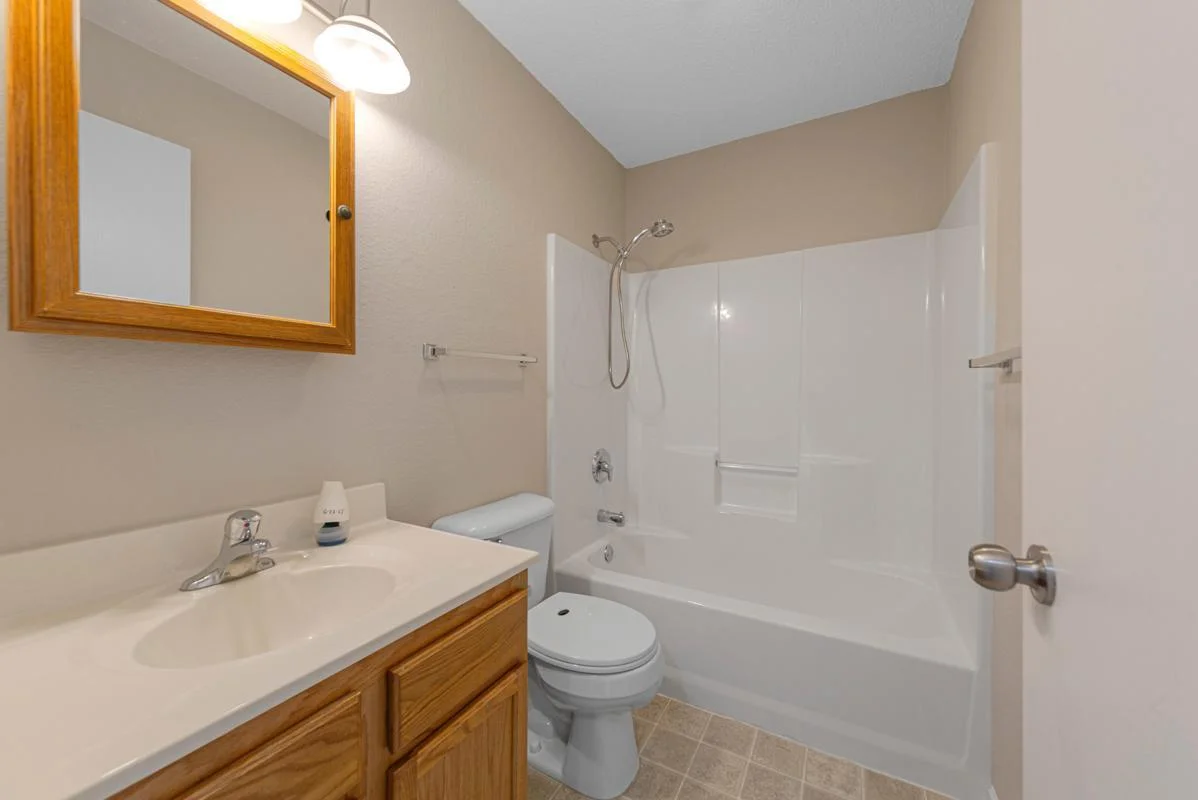 23 Bathroom.jpg