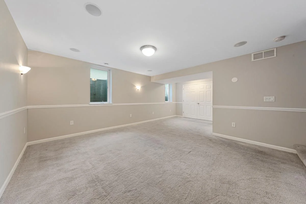 33 Family room_lower.jpg