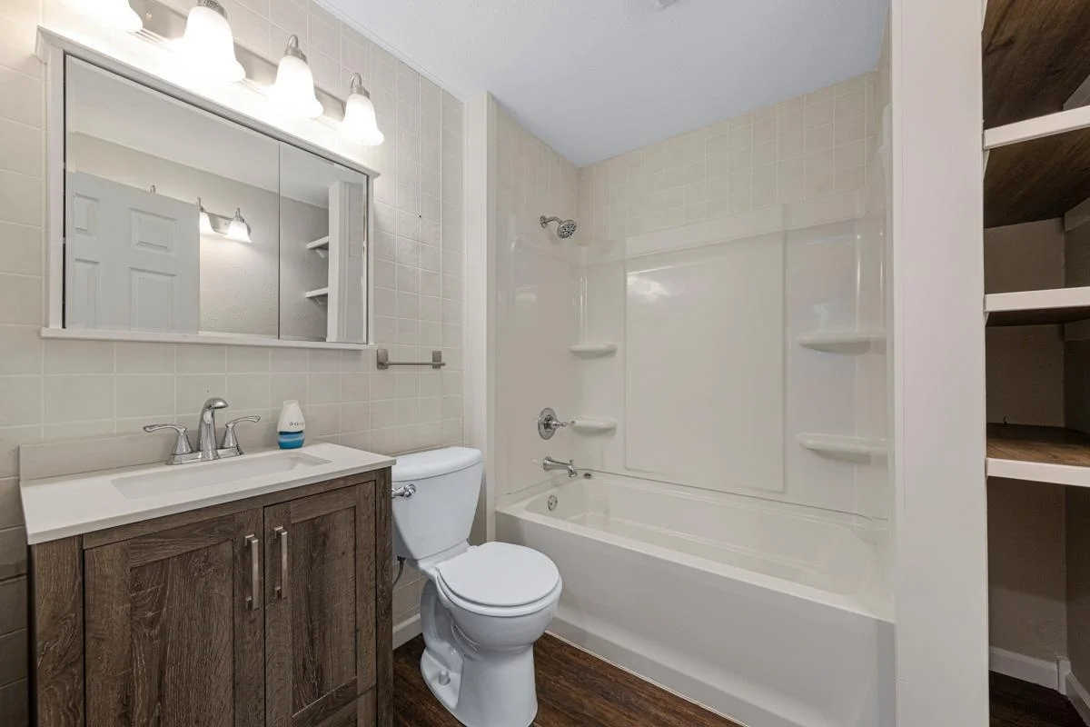 29 Bathroom_lower.jpg