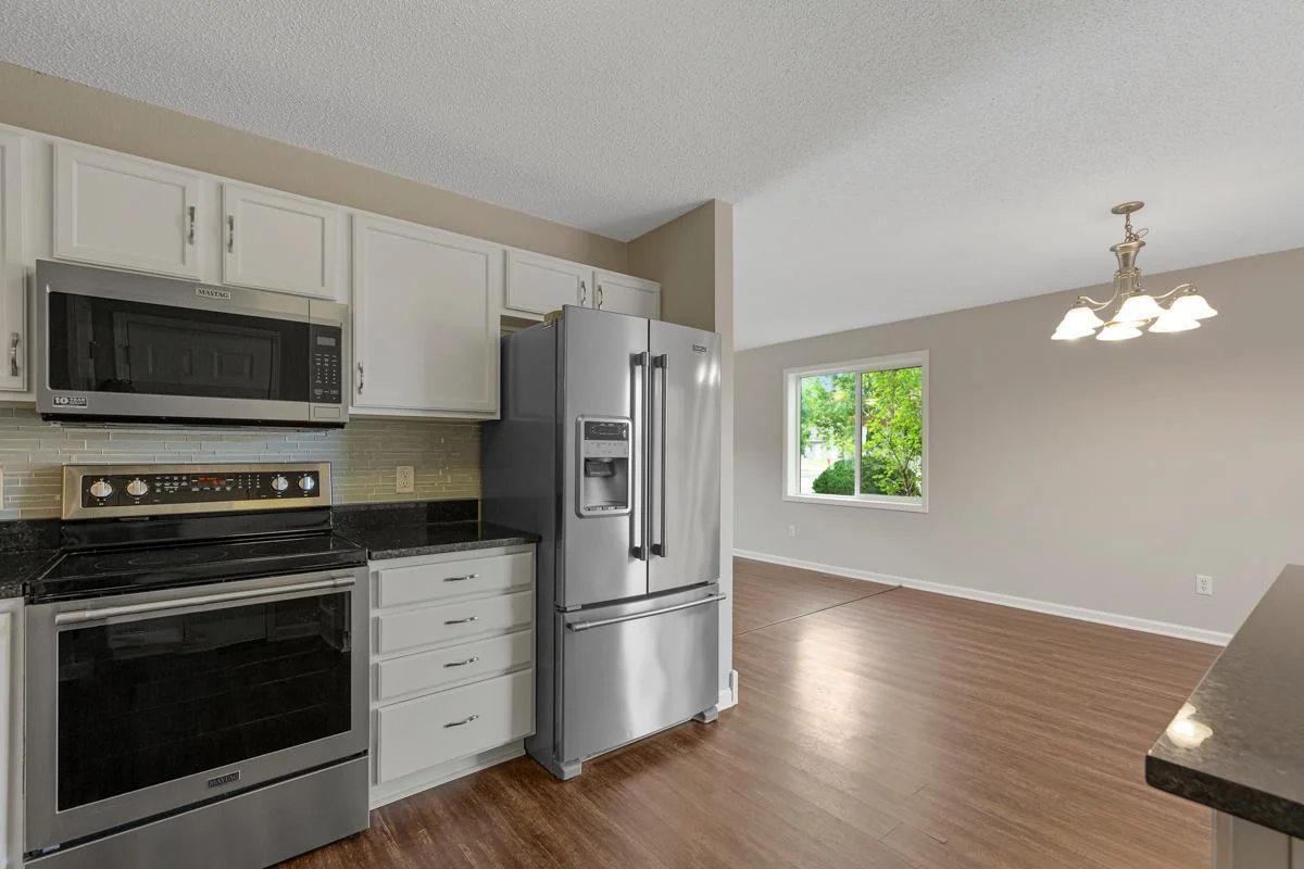 14 Kitchen.jpg