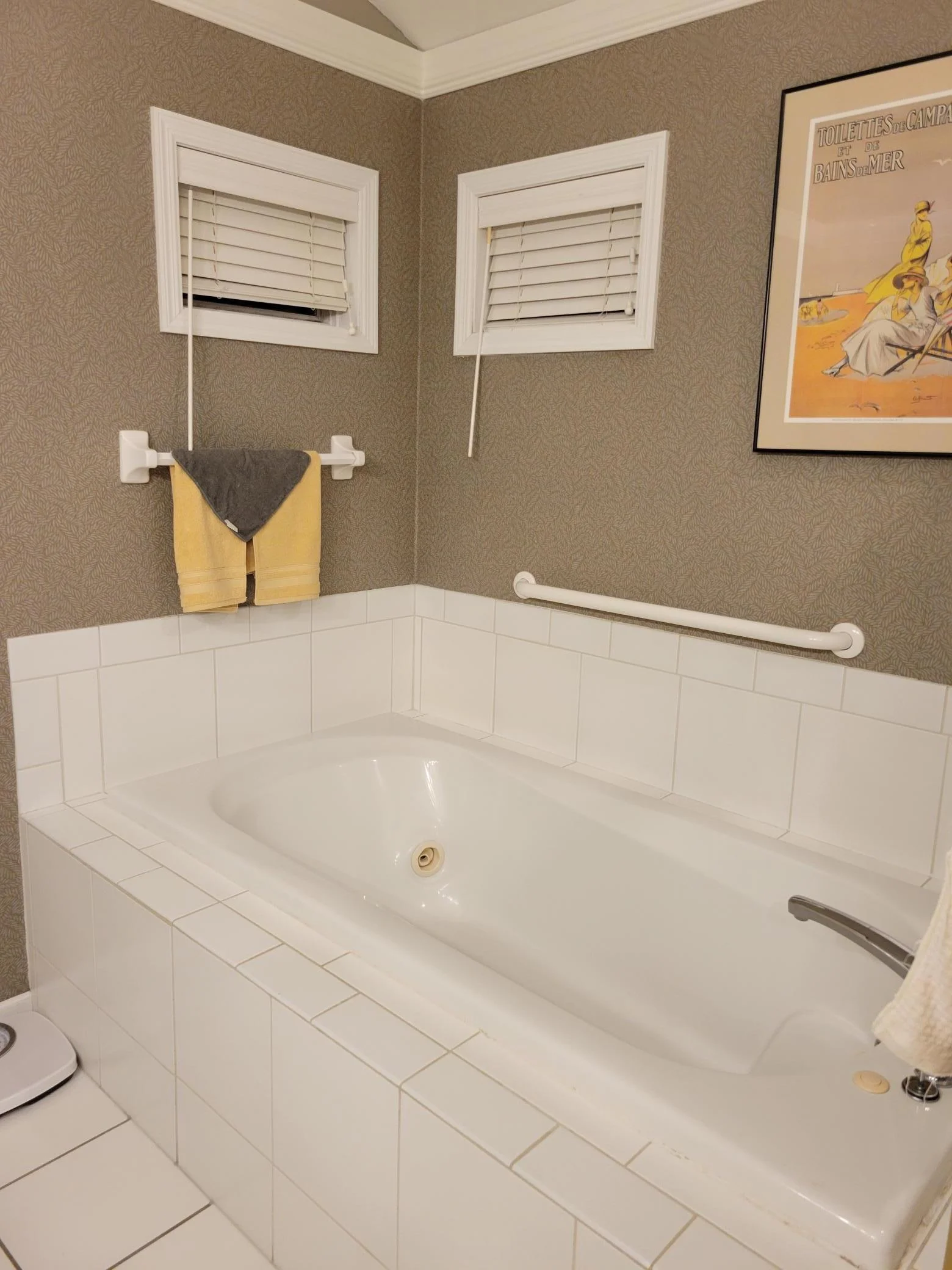 main floor owners suite jetted tub