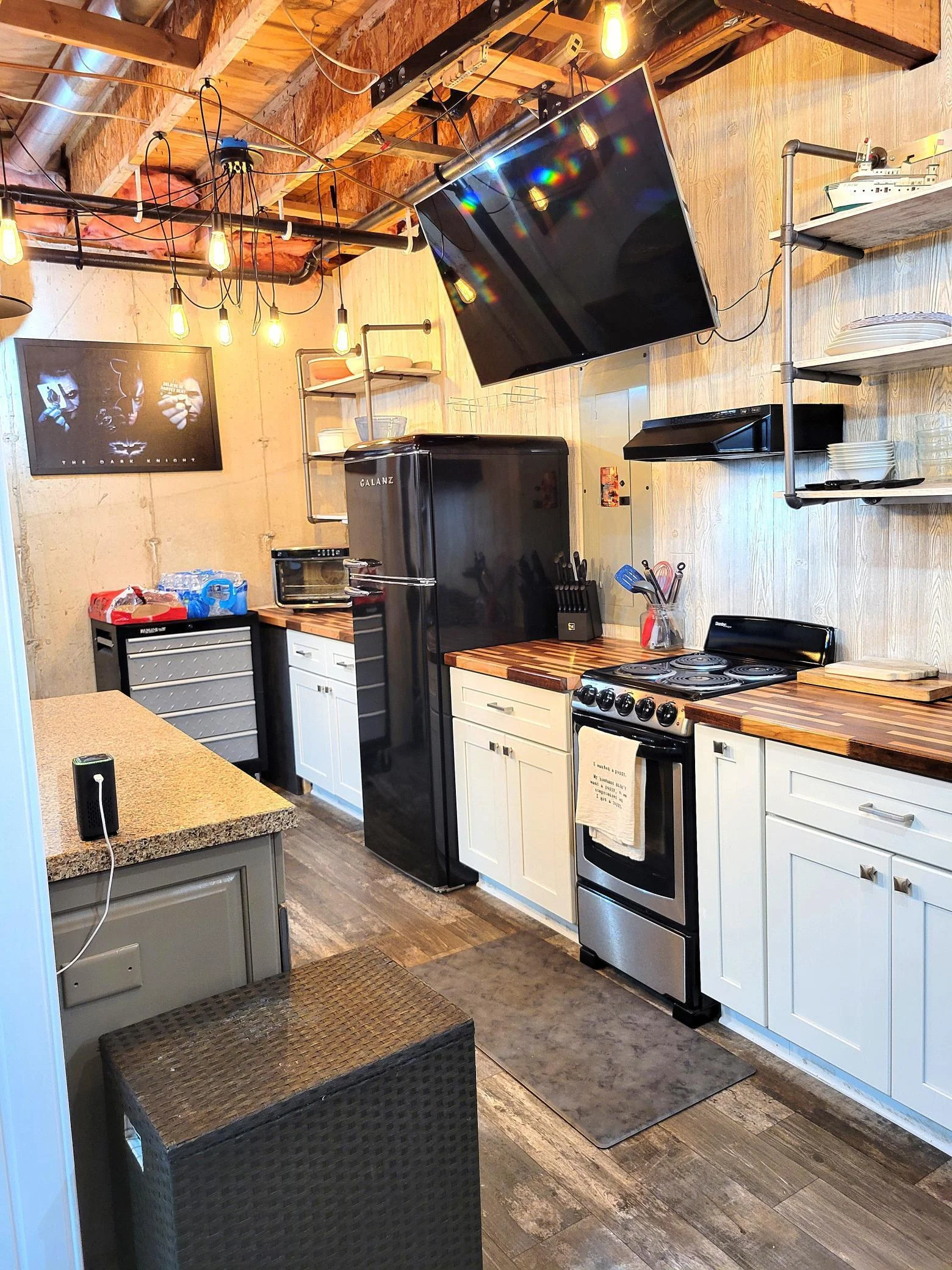 Lower level kitchen in bonus room
