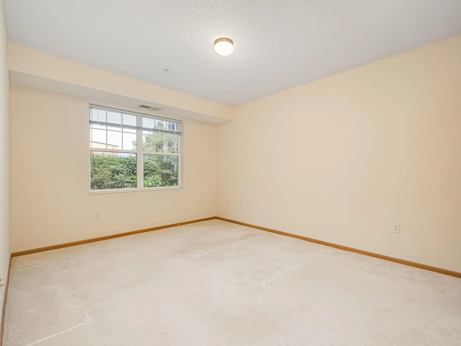 Unstaged primary bedroom