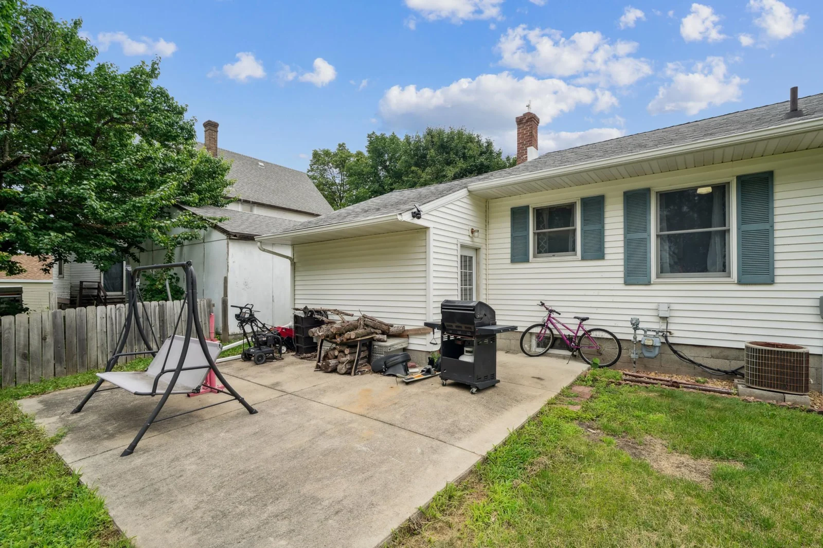 The backyard features a 14'x18' concrete patio.