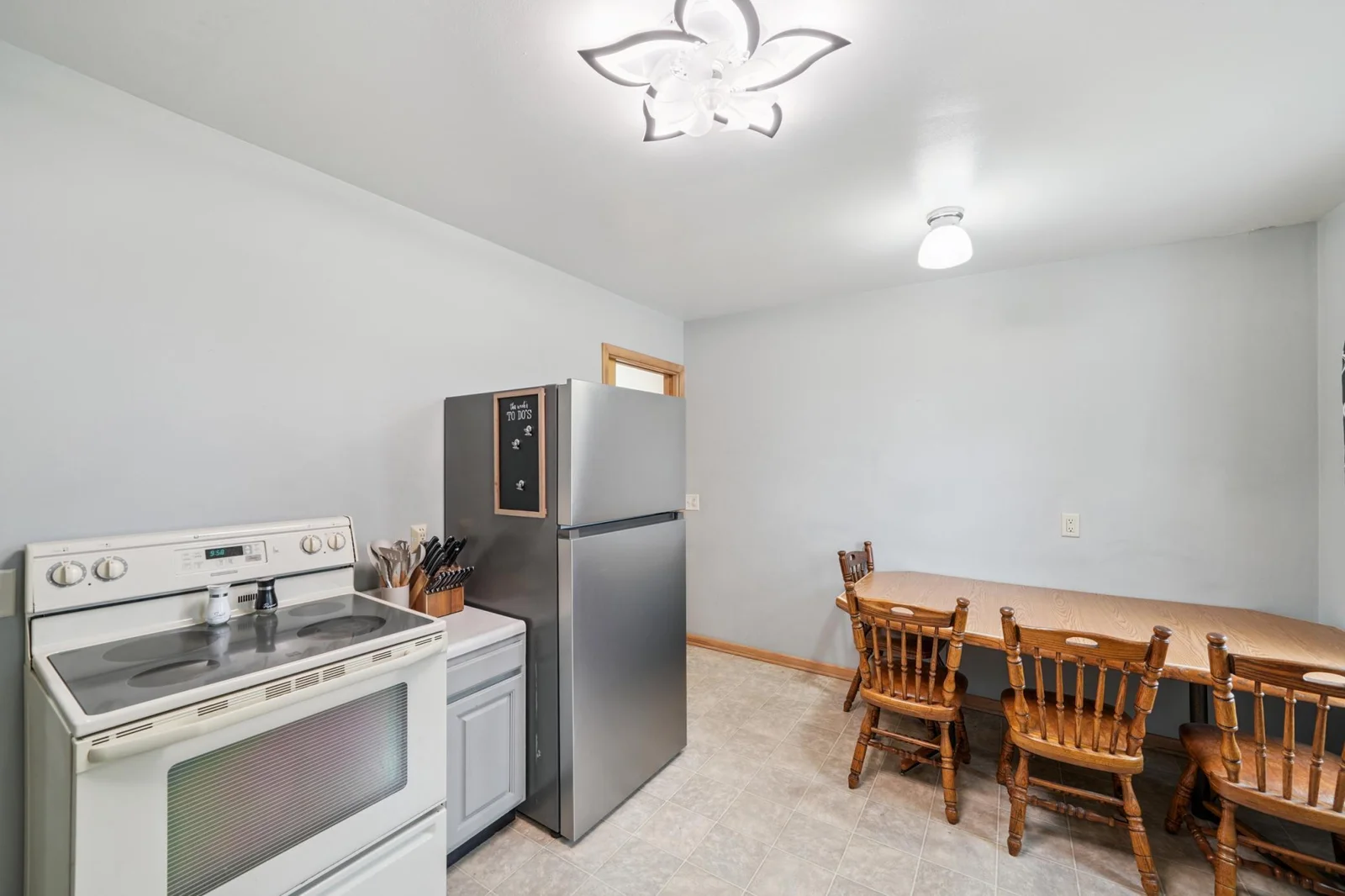 Kitchen features an eat-in area.